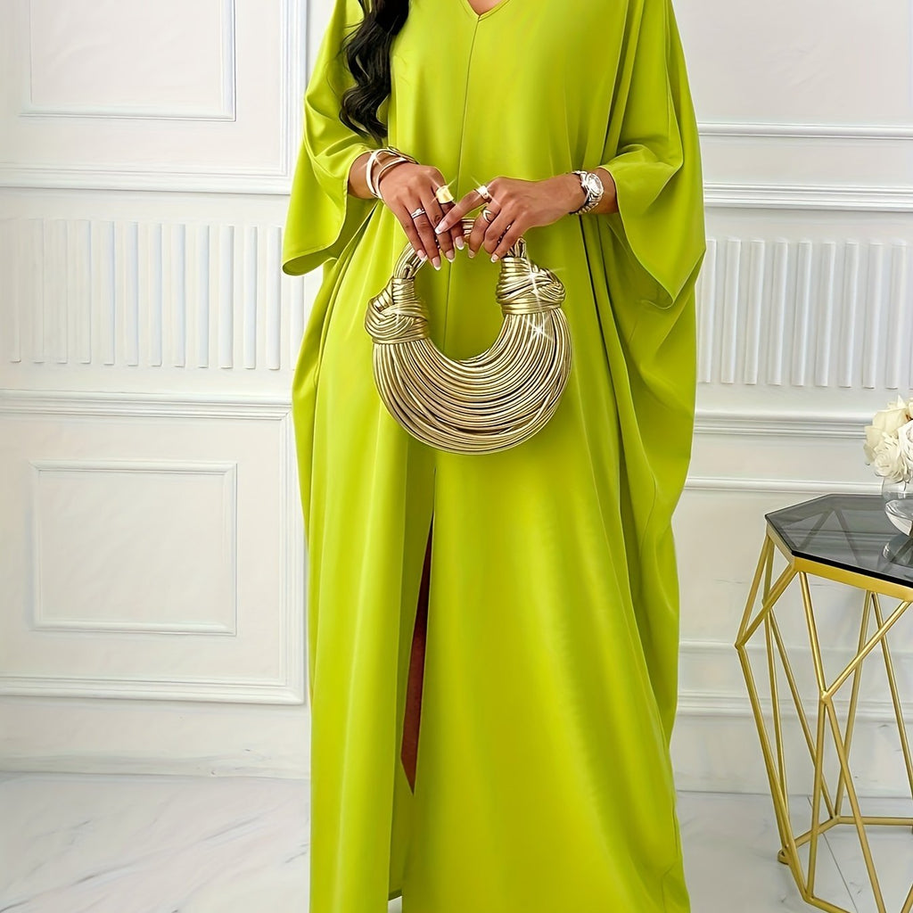 Vestito lungo plus size colorato con scollo a V e maniche a pipistrello, abbigliamento femminile Valstrend per primavera ed estate.