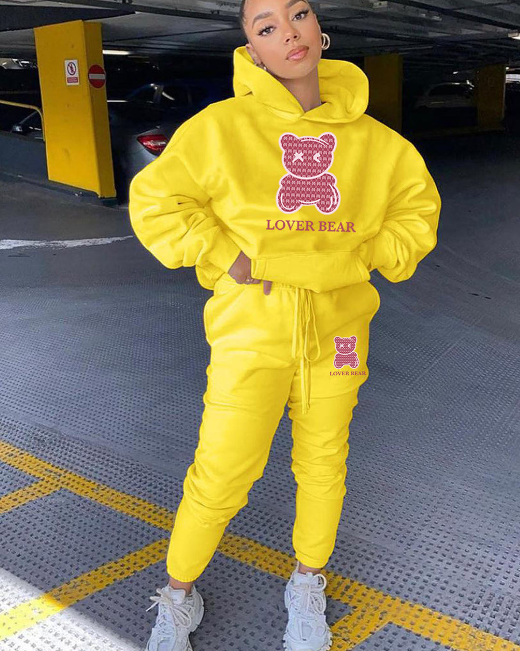 Completo donna Valstrend con felpa con cappuccio e pantaloni sportivi coordinati in tessuto morbido e confortevole.