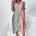 Vestito donna Valstrend con maniche a sbuffo, stampa collage e orlo irregolare, stile alla moda e femminile.