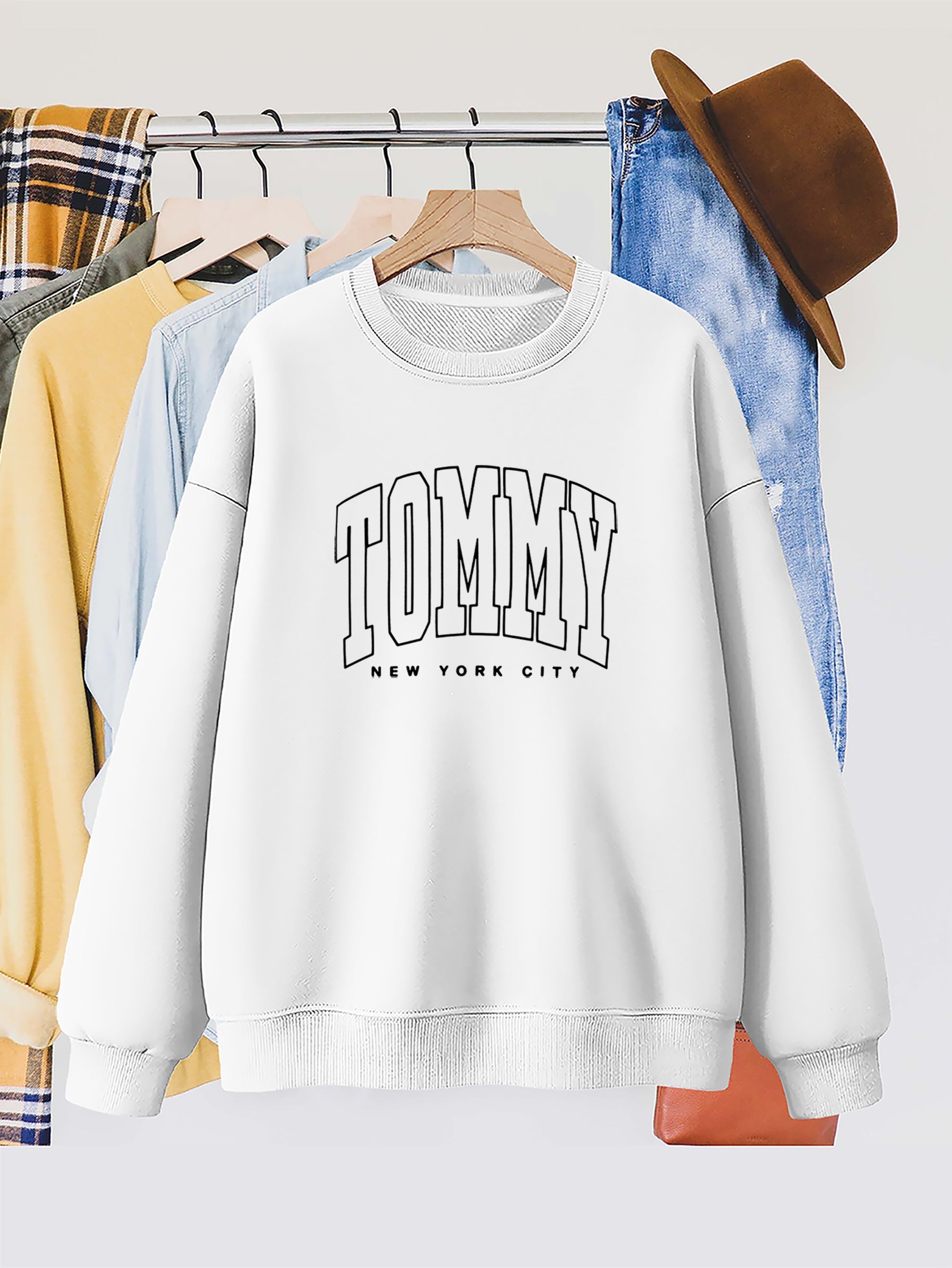 Felpa donna Valstrend con stampa lettere Tommy New York City, collo rotondo, maniche lunghe, tessuto in poliestere traspirante.