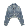 Giacca corta in denim con fori decorativi, stile perforato, marca Valstrend shop, visibile su modello con tasche e chiusura frontale