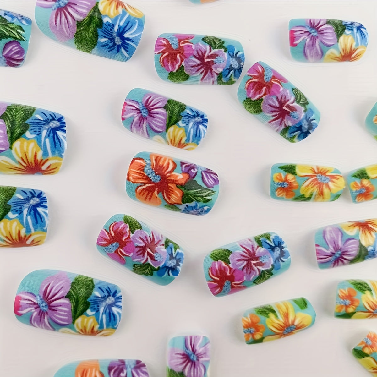 Set di 24 unghie finte quadrate Valstrend con disegni floreali colorati, finitura lucida e riutilizzabile, con adesivo e limetta.