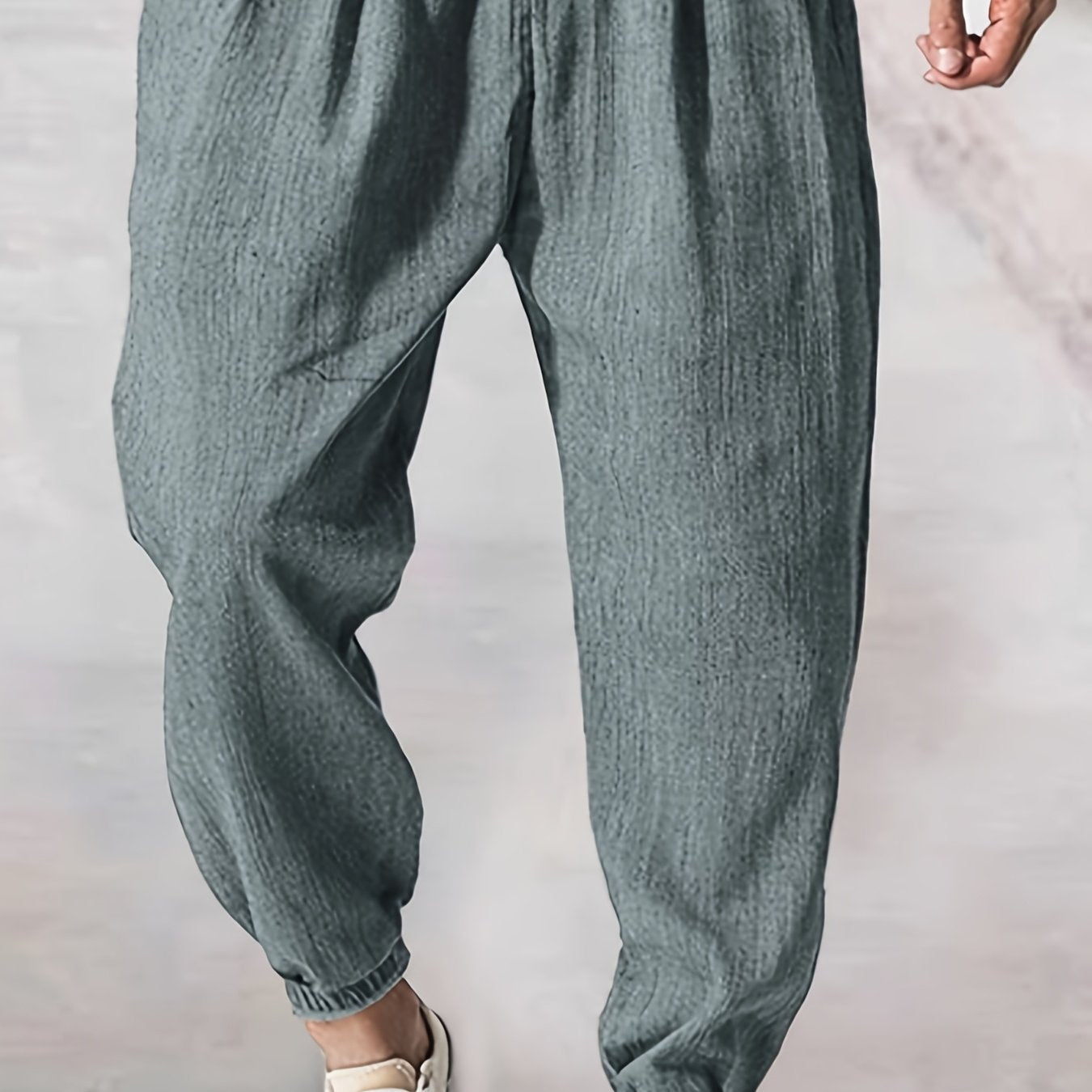 Joggers uomo in tessuto lavato e strappato, pantaloni casual a vita bassa con tasche e cintura con coulisse, stile sportivo.