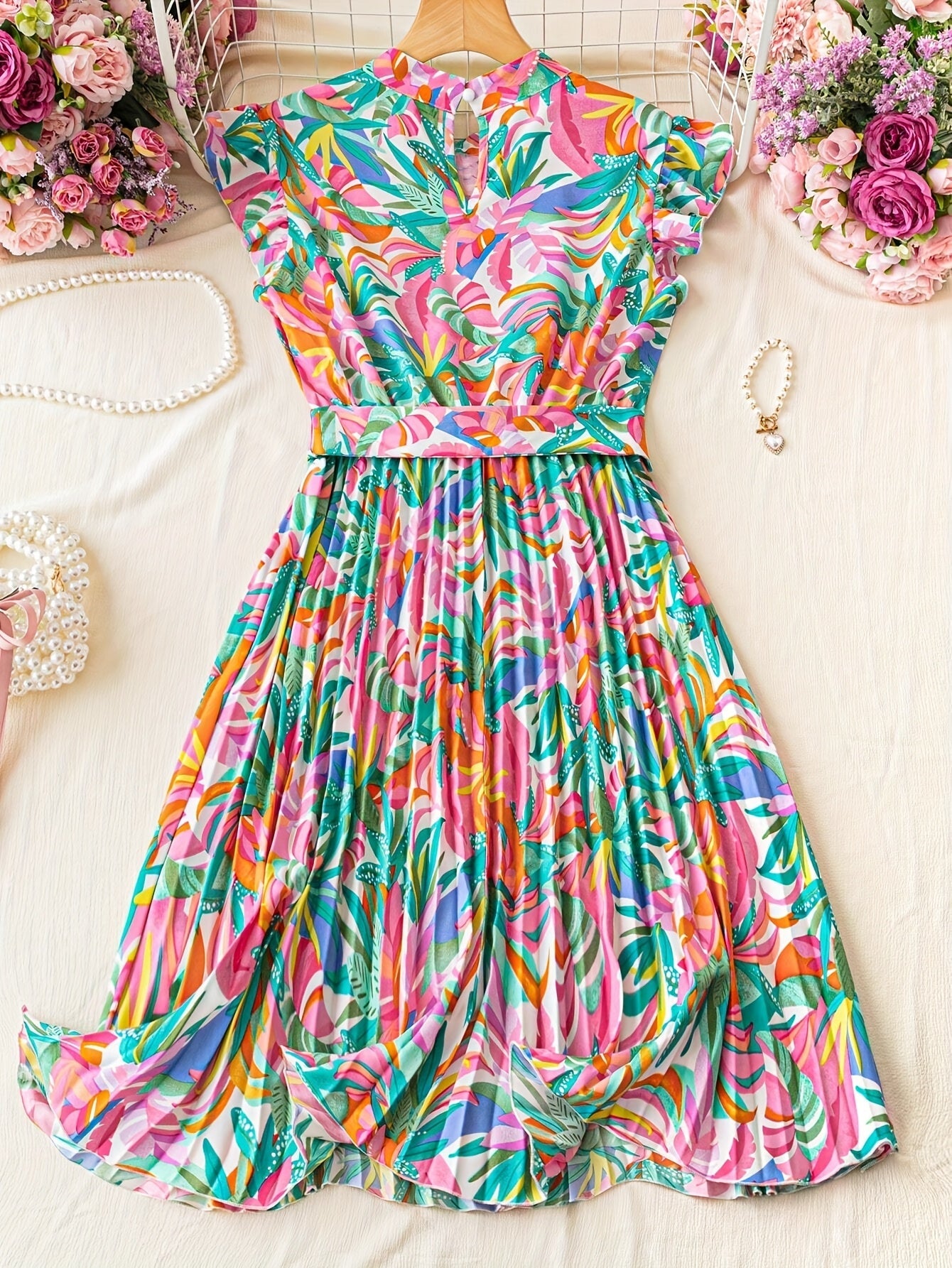Vestito a linea A con stampa floreale tropicale, spalla scoperta, maniche a ruchino e gamba a vita, in tessuto pieghettato.