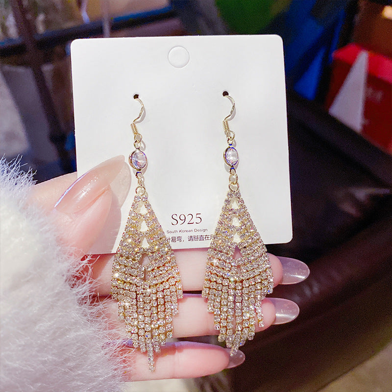 Orecchini in argento Sterling con perle di lusso, design leggero e elegante, perfetti per uno stile raffinato e femminile.
