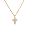 Collana a catena per clavicle femminile in rame con cuore incastonato e croce con zirconi, stile elegante e raffinato.
