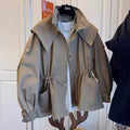 Cappotto trench con cappuccio, chiusura con bottoni, design aderente in vita, marca Valstrend, tessuto impermeabile e elegante.