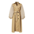 Cappotto e trench coat da donna di lunghezza media Valstrend Shop, tessuto elegante e stile classico, indossato da una donna.