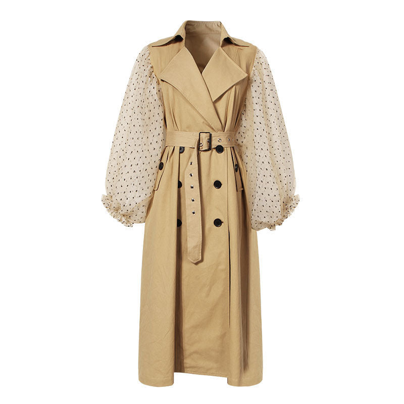 Cappotto e trench coat da donna di lunghezza media Valstrend Shop, tessuto elegante e stile classico, indossato da una donna.