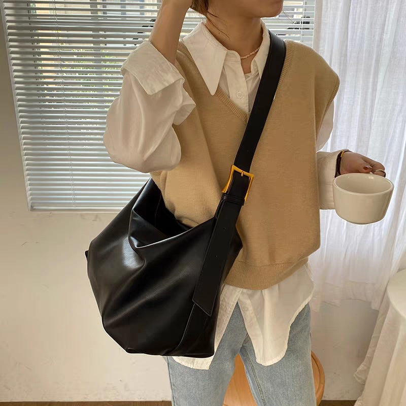 Borsa a tracolla donna grande capacità Valstrend, tasche multiple e design pratico per uso quotidiano.