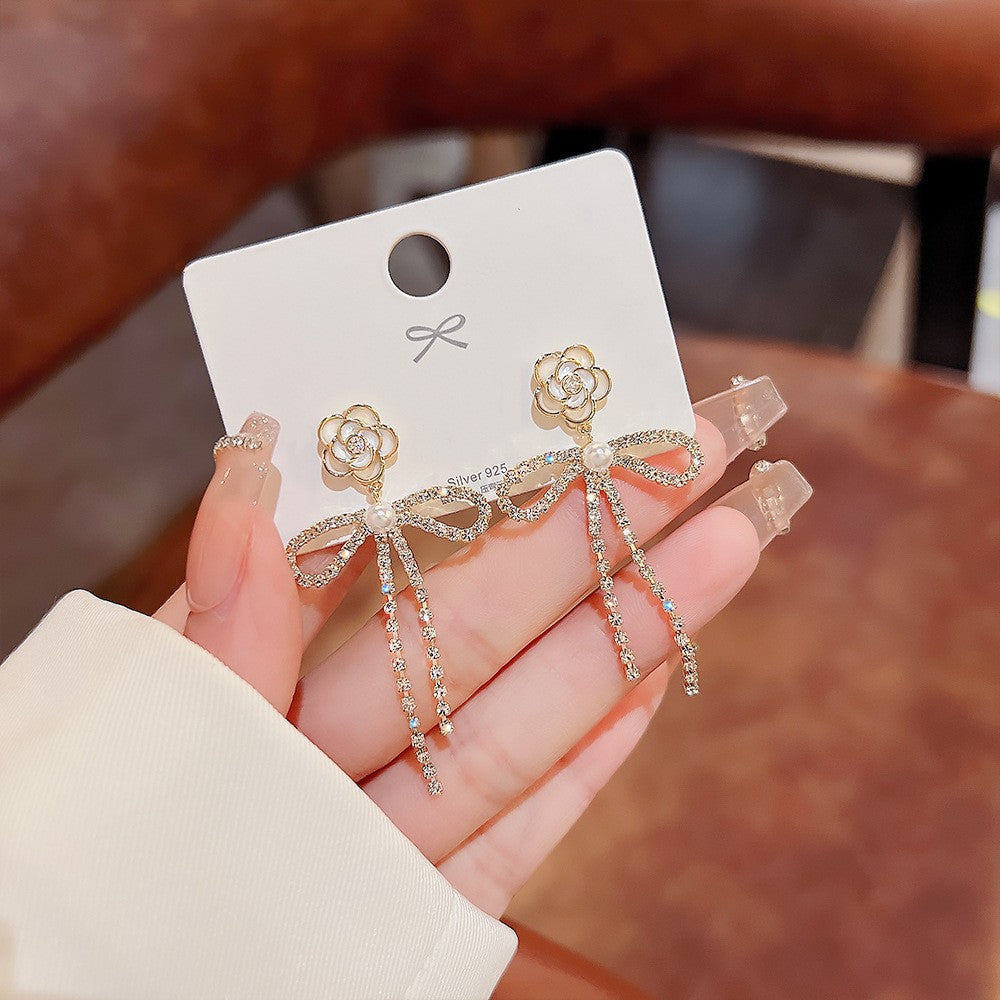 Orecchini in argento sterling con perle luminose e design elegante, perfetti per uno stile raffinato e sofisticato.