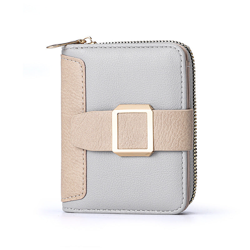Piccola portafoglio donna Valstrend con zip, fibbia verticale e design compatto, in pelle nera con dettagli eleganti.