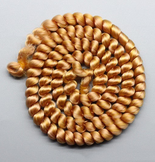 Capelli riccioli e intrecciati per bambola, parrucca Valstrend Shop, acconciatura naturale per bambole dai capelli ricci.