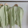 Camicia Valstrend con scollo a V, chiusura stringata, design curvo e a maniche lunghe, tessuto in pizzo elegante.