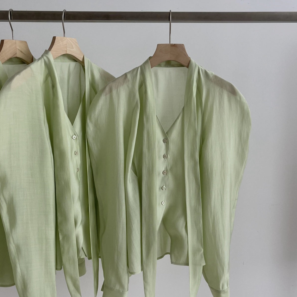 Camicia Valstrend con scollo a V, chiusura stringata, design curvo e a maniche lunghe, tessuto in pizzo elegante.