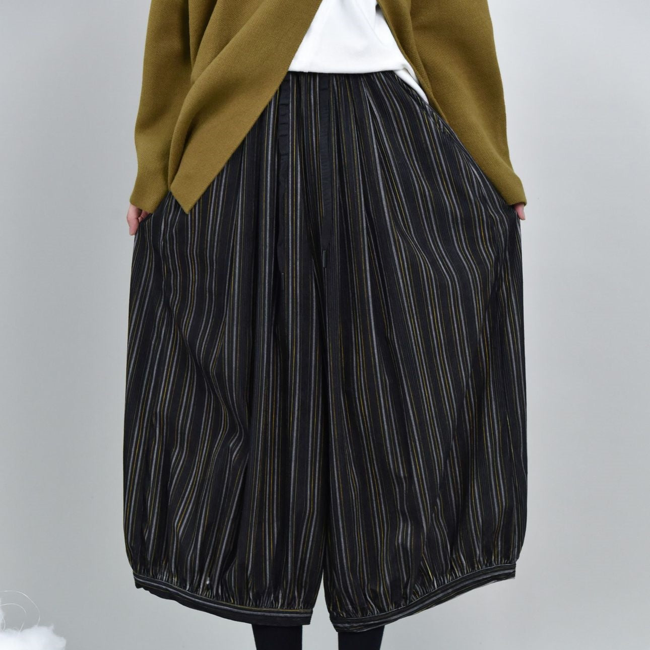 Pantaloni donna in stile retrò con strisce a contrasto, vestibilità larga e morbida, marca Valstrend shop, in tessuto leggero.