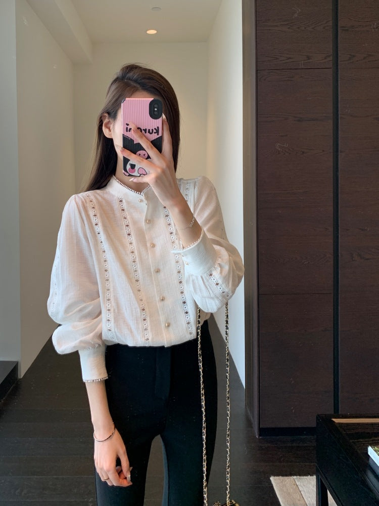 Camicia bianca da donna Valstrend con maniche a lanterna francesi, perfetta per primavera ed estate, con taglio elegante e dettagli raffinati.