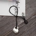 Collana con cuore a forma di lettera cava, design elegante di Valstrend shop, in metallo con dettaglio aperto e raffinato.