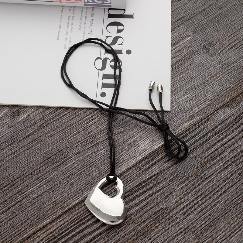 Collana con cuore a forma di lettera cava, design elegante di Valstrend shop, in metallo con dettaglio aperto e raffinato.