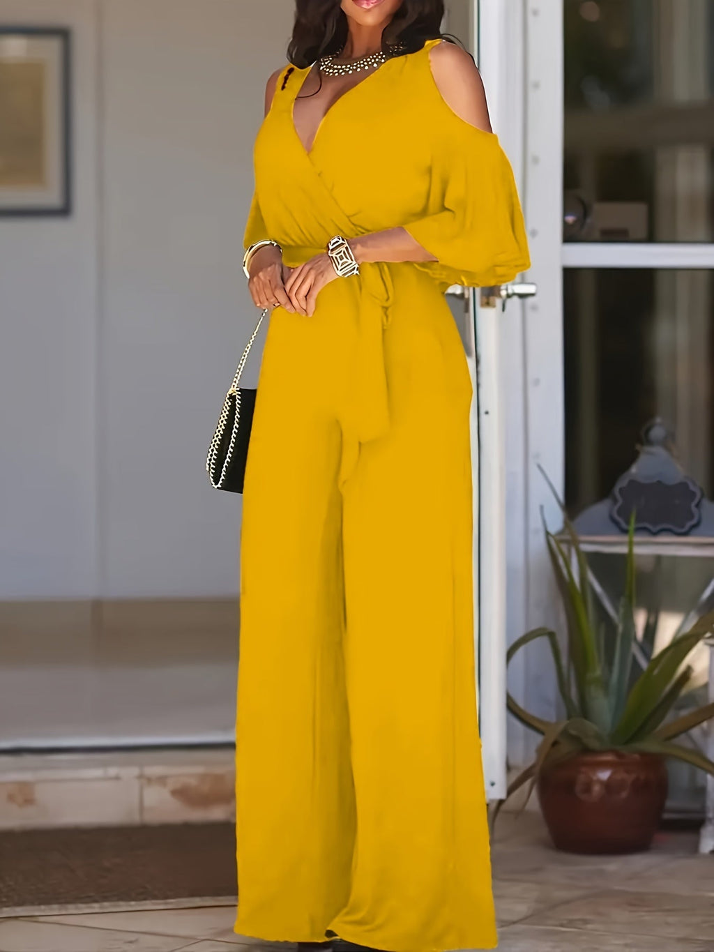Tuta donna Valstrend in tessuto solido con spalle scoperte, scollo a V, maniche a metà, perfetta per primavera ed estate.