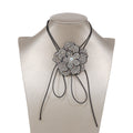 Collana vintage con diamanti e fiori camelia, bracciale in stile lace-up e cavo di cera, da Valstrend.