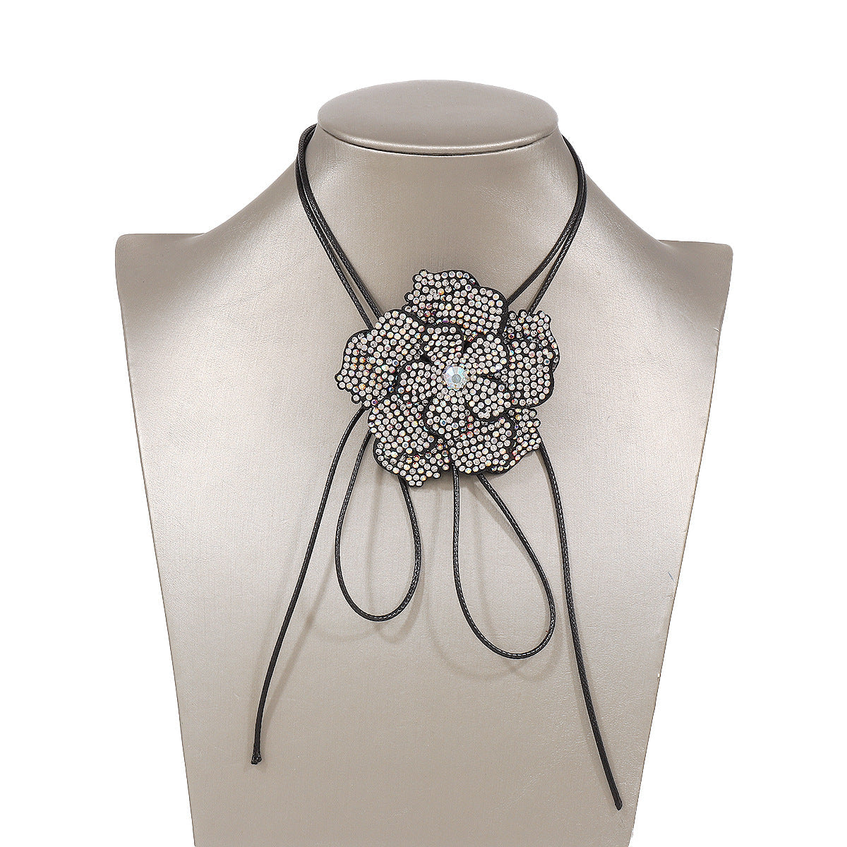 Collana vintage con diamanti e fiori camelia, bracciale in stile lace-up e cavo di cera, da Valstrend.