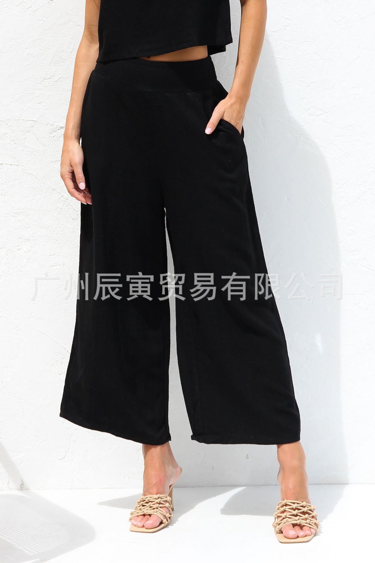 Completo di giacca senza maniche con fibbia e pantaloni larghi a vita alta con tasche doppie, in stile casual Valstrend.