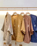 Top casual in stile retrò con effetto stone washed e tie-dye per donna, di marca Valstrend, visibile con dettagli colorati e morbidi.