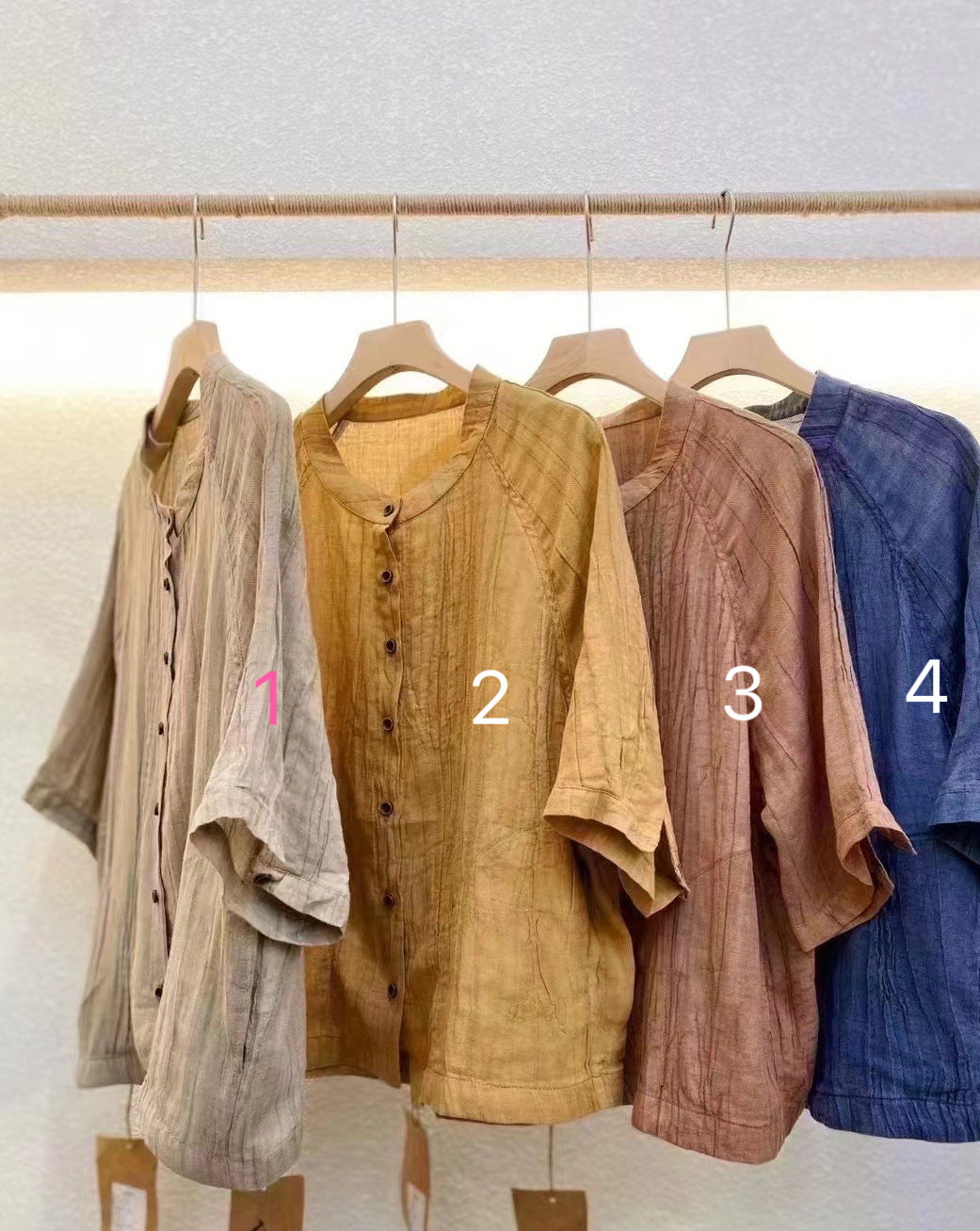 Top casual in stile retrò con effetto stone washed e tie-dye per donna, di marca Valstrend, visibile con dettagli colorati e morbidi.