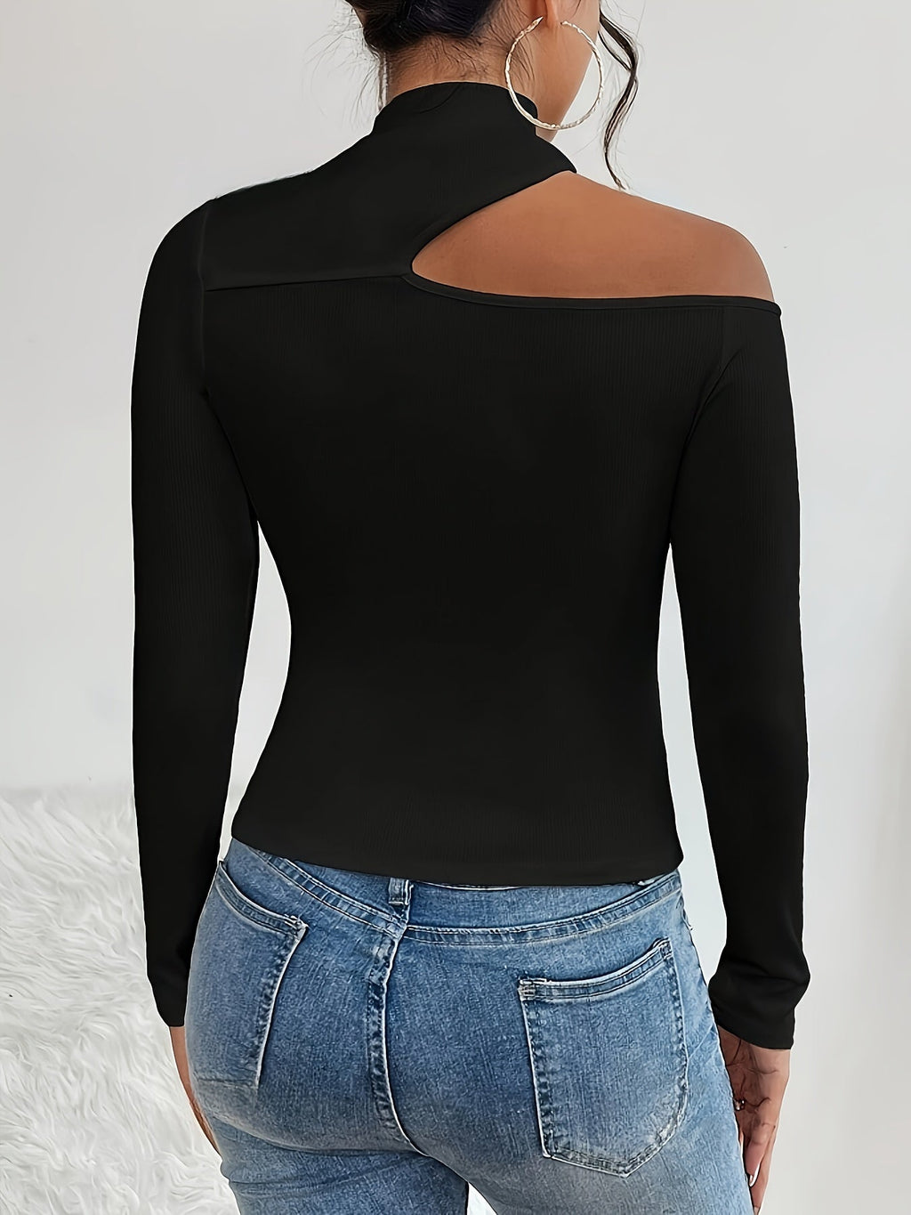 T-shirt donna Valstrend, manica lunga asimmetrica nera in tessuto di maglia con colletto alto, stile elegante e casual.