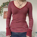 Maglietta donna a righe con maniche lunghe e scollo a V di Valstrend, tessuto morbido e aderente, stile casual e versatile.