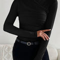 Camicia slim fit Valstrend con colletto a croce, maniche lunghe, pieghe e stile versatile, in tessuto di alta qualità.