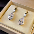 Orecchini pendenti con zirconi per donna, design elegante in argento, stile femminile e raffinato, brillante e luminoso.