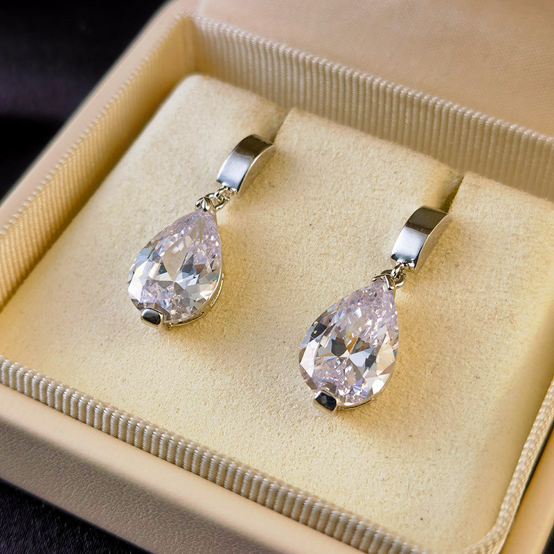 Orecchini pendenti con zirconi per donna, design elegante in argento, stile femminile e raffinato, brillante e luminoso.