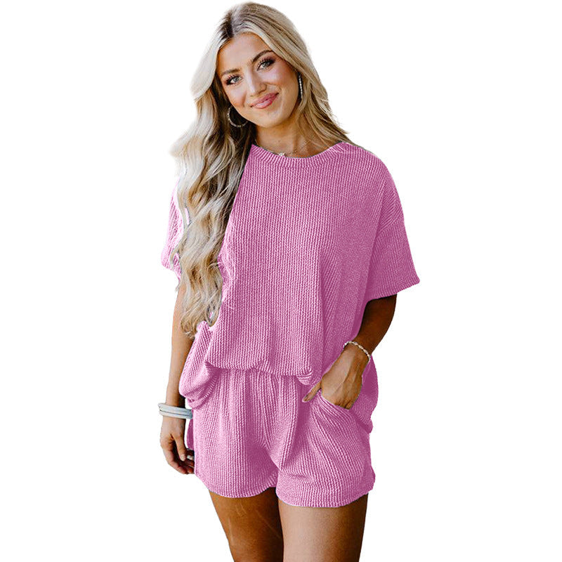 Completo casual da donna Valstrend in estate, con top e pantaloni in tessuto leggero e dettagli a fili intrecciati.