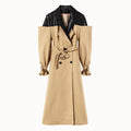 Cappotto donna doppiopetto sopra il ginocchio Valstrend, stile elegante, in tessuto scuro con bottoni frontali e colletto classico.