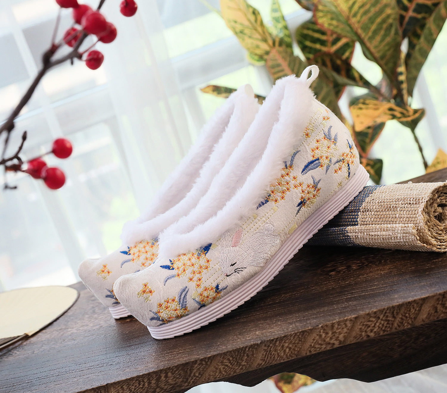 Scarpe antiche femminili in cotone ricamato Valstrend, dettaglio artigianale e tessuto bianco con ricami colorati.
