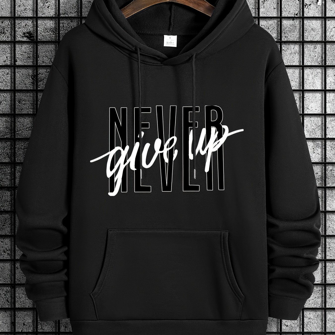Felpa con cappuccio e tasca, design con frase "Never Give Up", stile casual e trendy per uomo, marchio Valstrend.