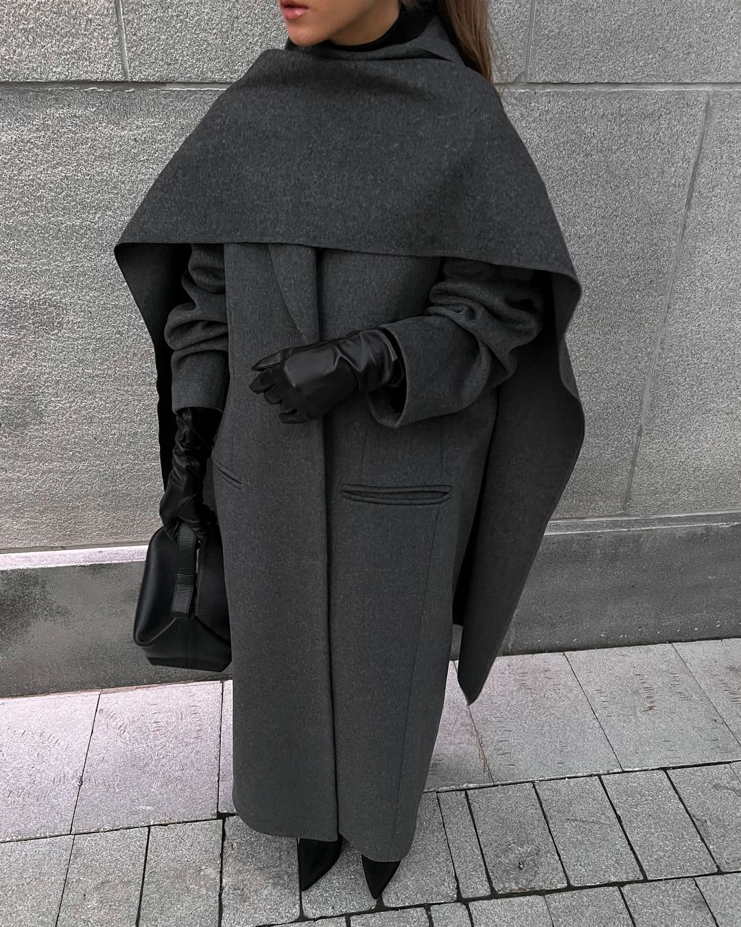 Cappotto lungo retrò stile europeo e americano, Valstrend shop, in tessuto scuro con dettagli classici e chiusura frontale.