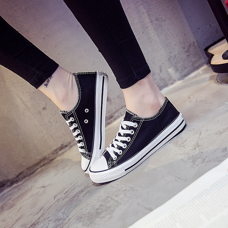 Scarpe da tela estive per donna Valstrend, modelli estivi, comode e leggere con suola bianca e design casual.