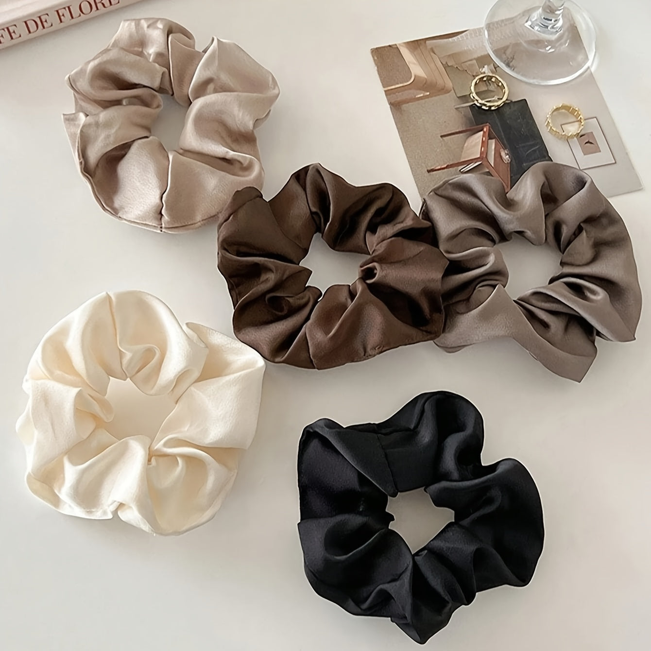 Set di 5 elastici per capelli Valstrend in nero, bianco e marrone, eleganti e versatili per tutte le età.