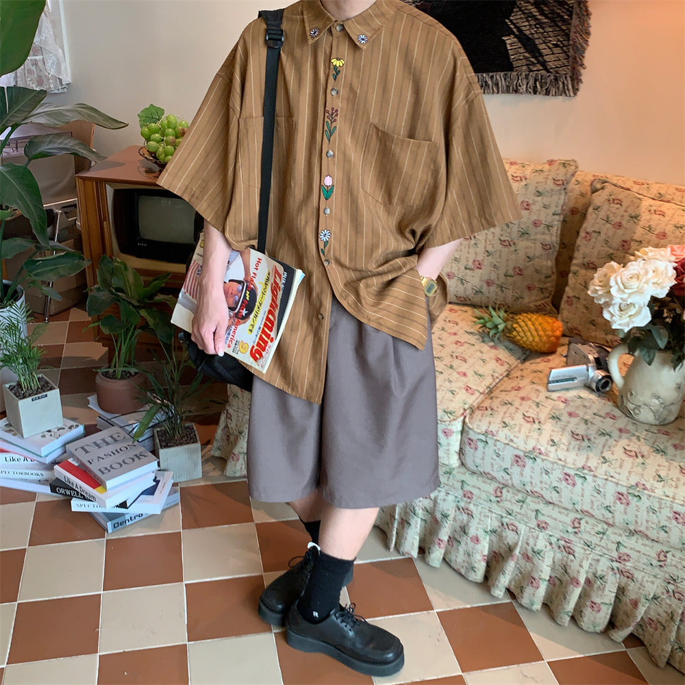Camicia vintage a righe verticali con ricami, maniche corte, marca Valstrend, stile retrò e dettagli artigianali.