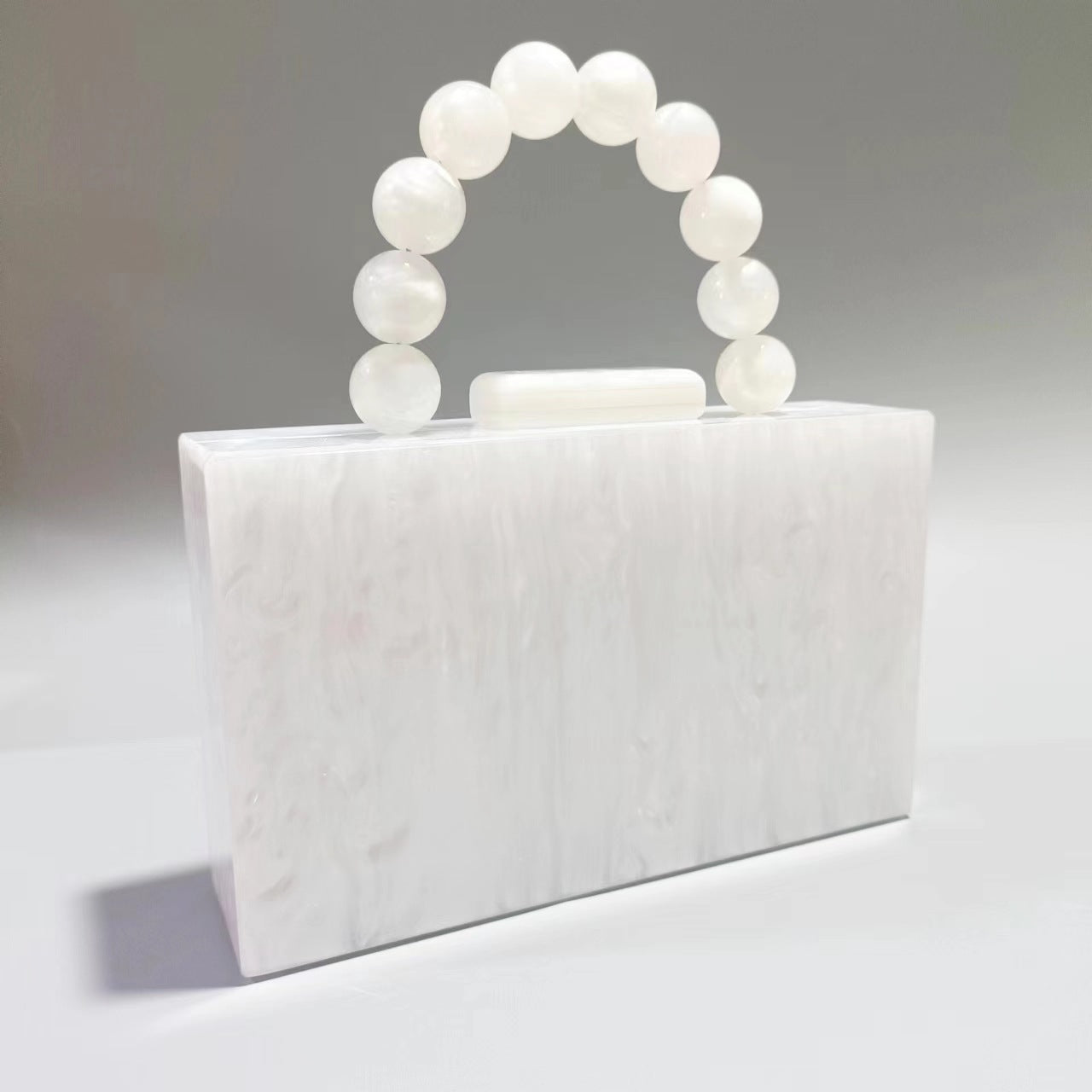 Borsa da sera femminile Valstrend in acrilico perlato, elegante con finitura lucida e manico sottile, perfetta per eventi speciali