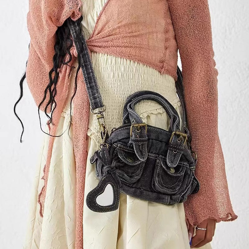 Borsa messenger portatile in denim lavato, mini size, stile street, marca Valstrend shop, con tracolla e dettagli in tessuto.