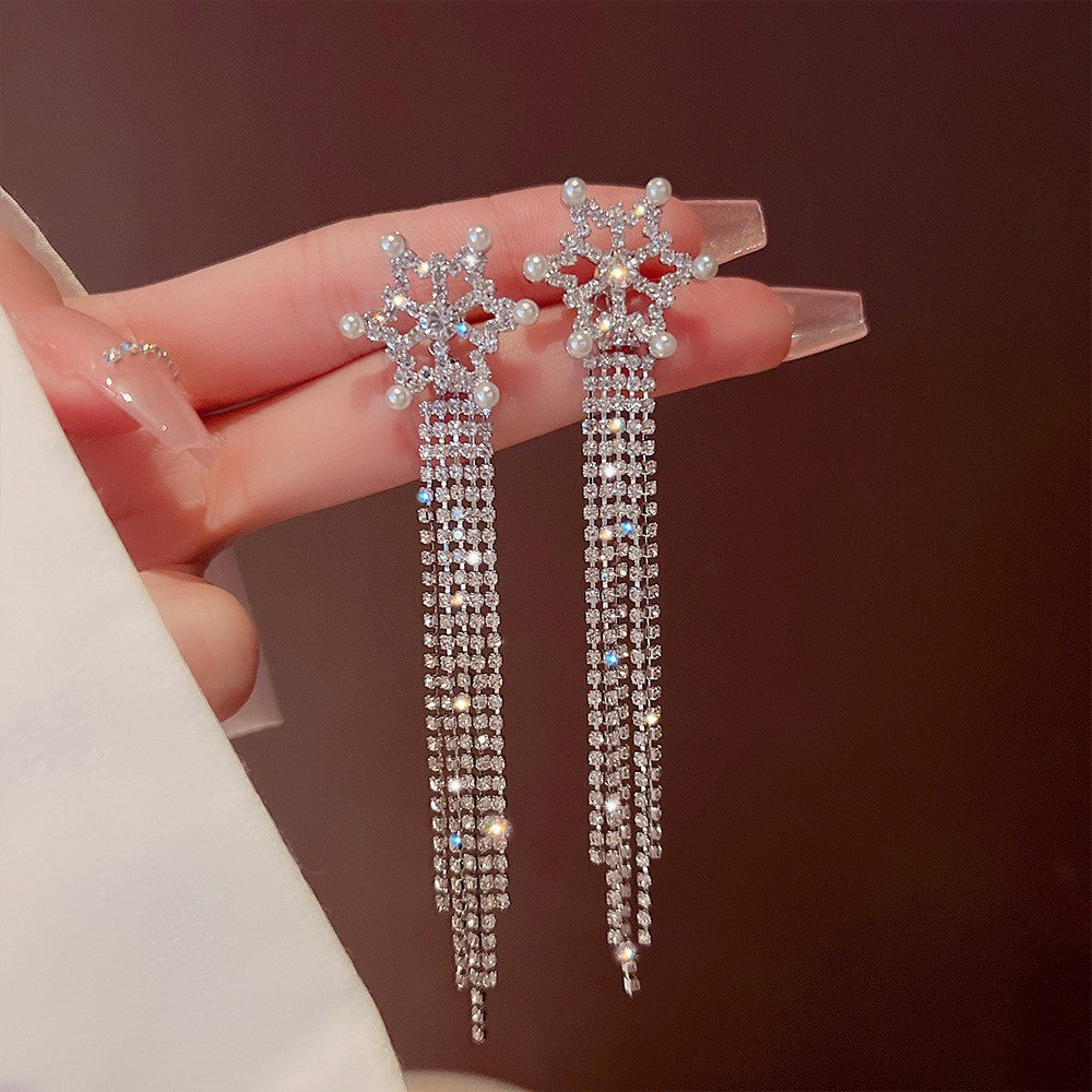 Orecchini eleganti in argento sterling con perle luminose e design raffinato, perfetti per uno stile sofisticato e femminile.