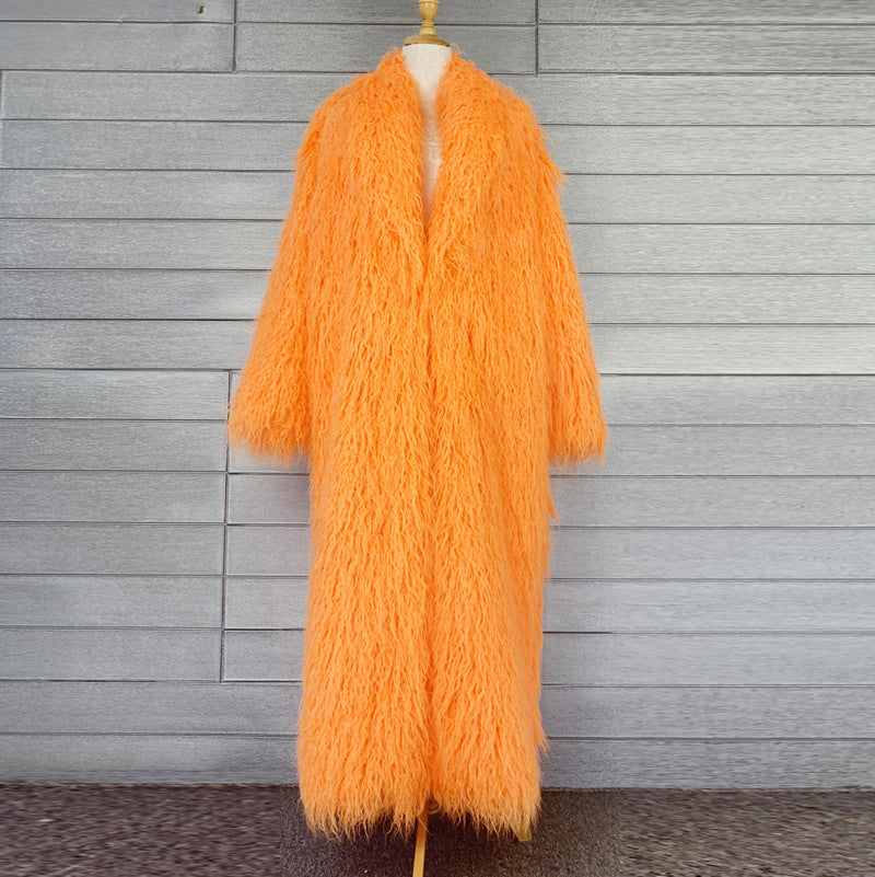 Cappotto invernale femminile in pelle con pelliccia di Valstrend, stile alla moda, interno caldo e dettagli eleganti.