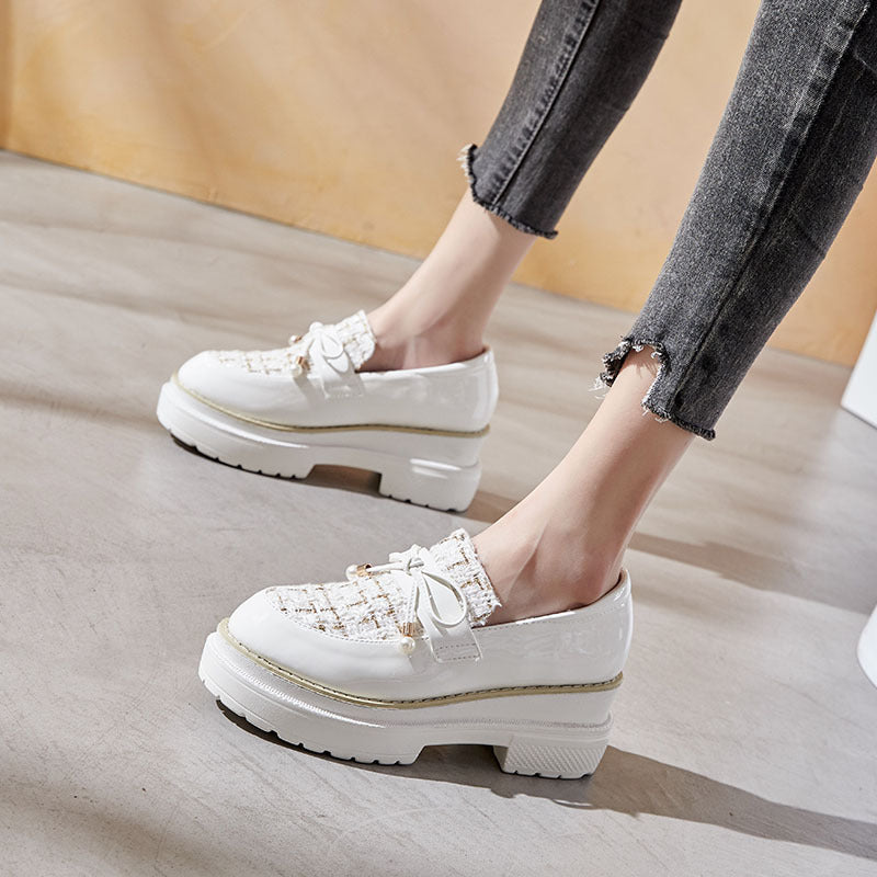 Scarpe casual Valstrend con tacchi spessi, punta rotonda e fiocco in vernice, stile elegante e comodo per ogni occasione.
