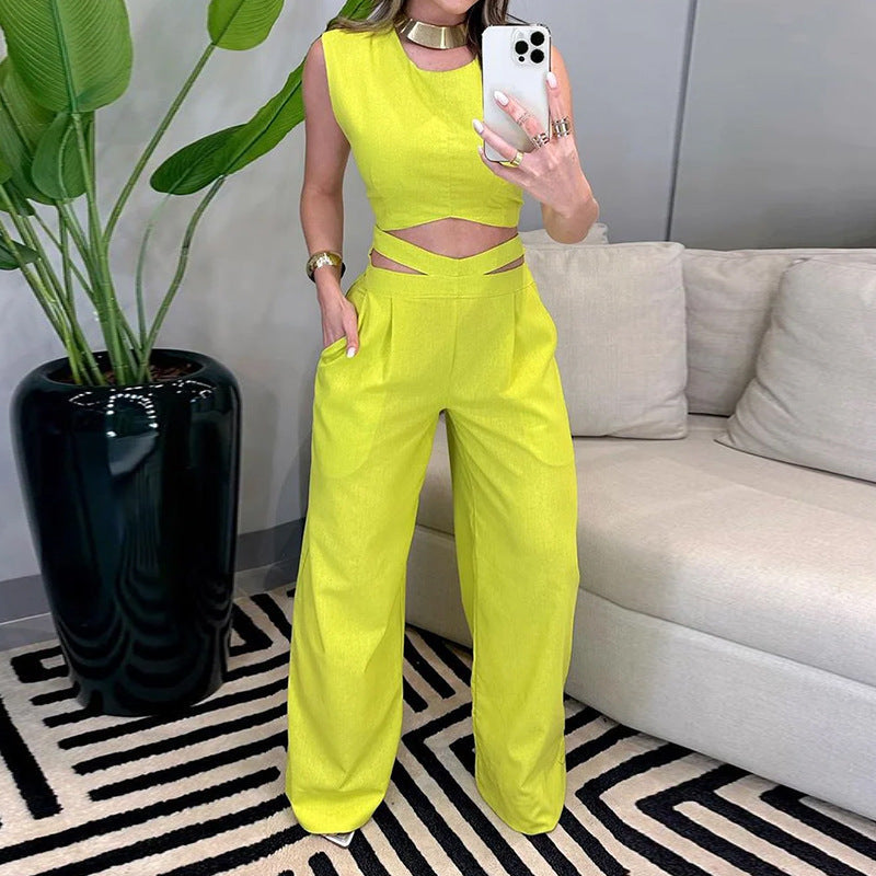 Completo giallo femminile Valstrend con top senza schiena e pantaloni slim fit, moda estiva elegante e alla moda.