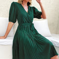 Abito femminile con scollo a V, gonna plissettata e stile elegante, marca Valstrend.