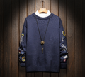 Maglione girocollo con ricamo stampato, morbido e comodo, marca Valstrend shop, dettaglio di ricamo colorato sul davanti.